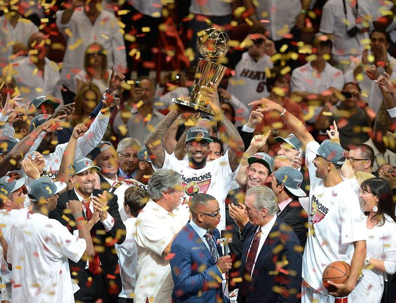 Il riscatto arriva nella stagione successiva: LeBron e i suoi Heat battono 4-1 i Thunder alle Finals, consegnando a King James il primo titolo della sua carriera, che gli consente di togliersi di dosso la fastidiosa etichetta di perdente. King James vince anche il premio di mvp delle Finals (Afp)